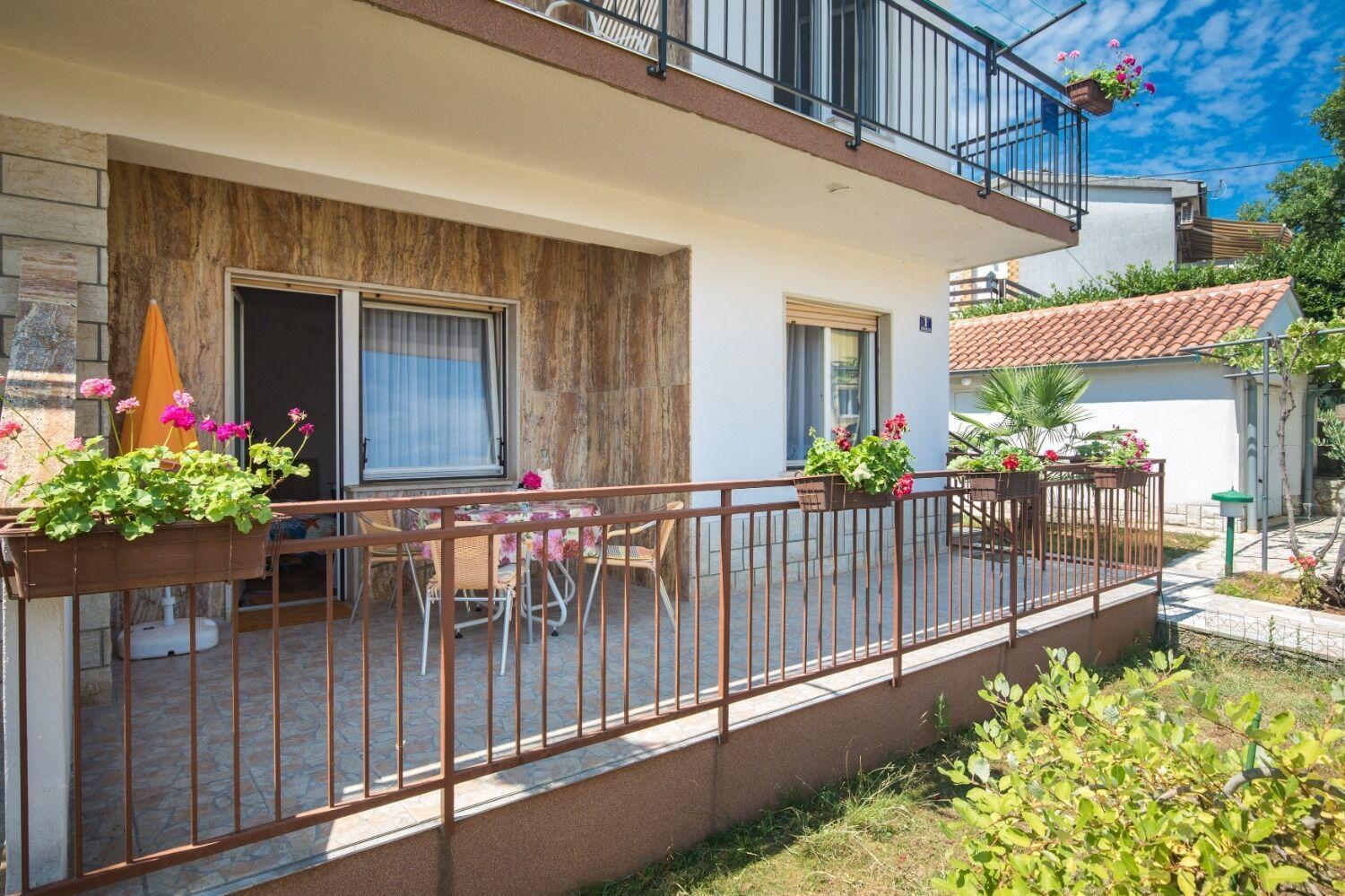 Apartments Kate - 100 M From Beach Малинска Экстерьер фото
